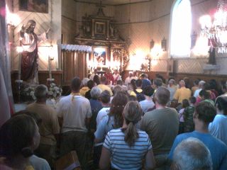 Pielgrzymkowy ranek tradycyjnie rozpoczęliśmy od mszy św. w drewnianym kościółku pw. Zwiastowania NMP